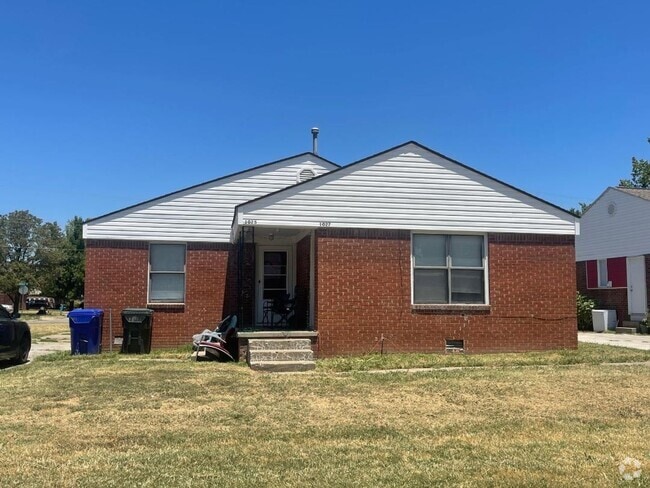 Building Photo - 1 Bedroom 1 Bathroom Duplex For Lease 8/4/... Rental