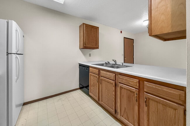 Photo - River Oaks Apartments