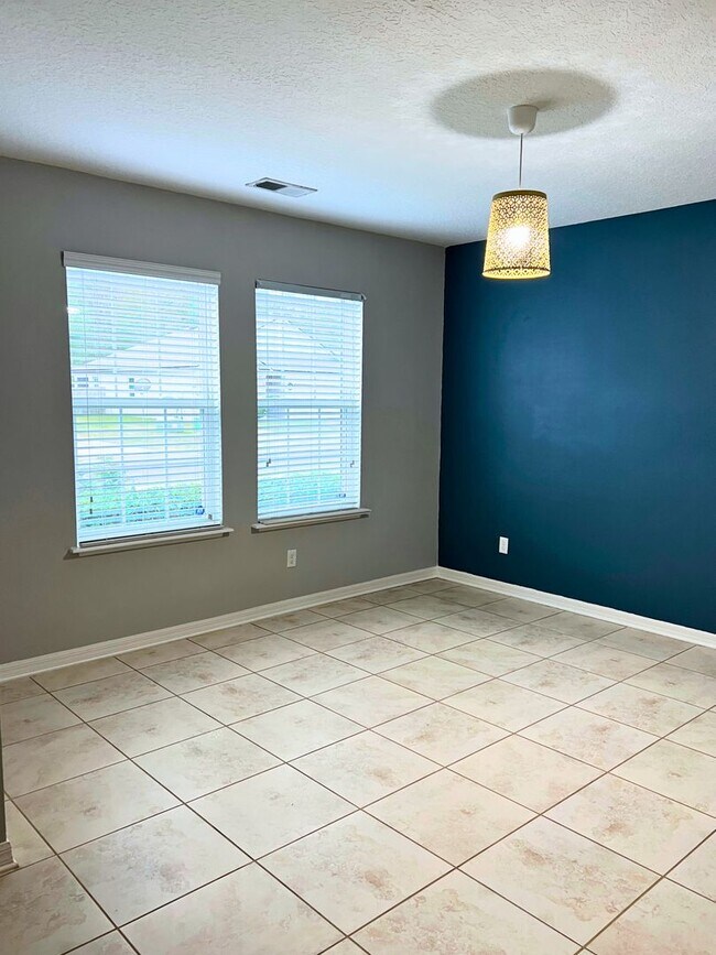 Photo - 3/2 with fenced in yard !