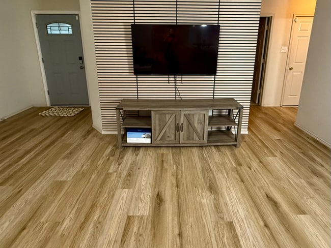 Photo - 2817 Megan Ln