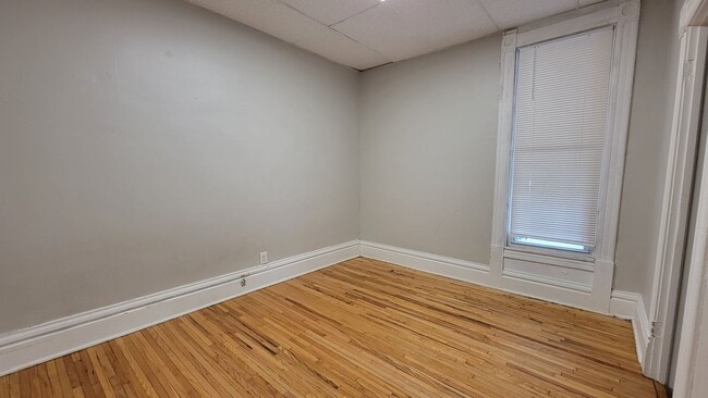 Building Photo - Spacious 1 bedroom and studio in the heart of Eat Street Unit 1