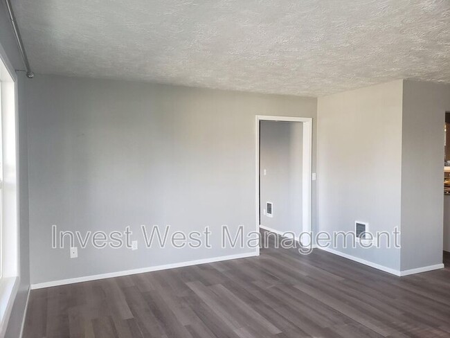 Photo - 3400-3402 E 13th St Unidad 3400 E 13th St Rental