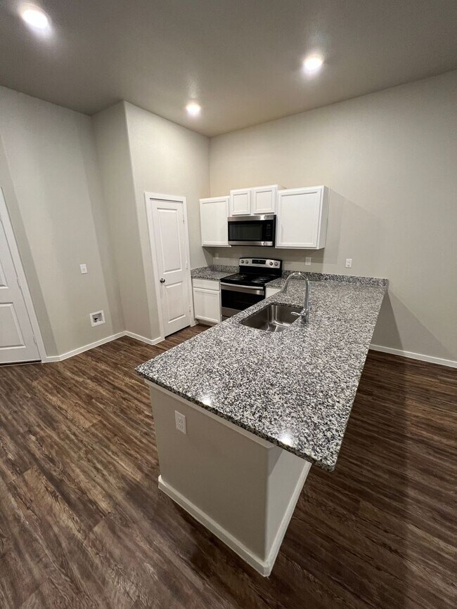 3 bedroom 2 bath 1 car garage Duplex on we... House House Rental in