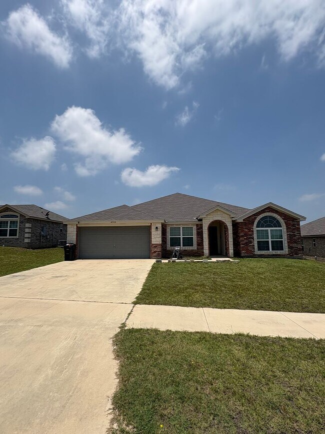 Building Photo - Beautiful 5 bedroom