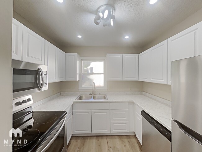 Photo - 4521 Aviemore Crescent