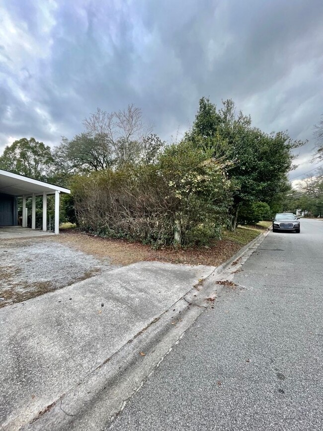 Photo - 2 Bed / 2 Bath with office space Home for Rent – Renovated Kitchen & Fenced Backyard
