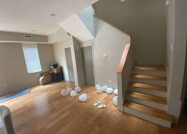 Photo - Huge updated 5 bed townhouse with all the ...