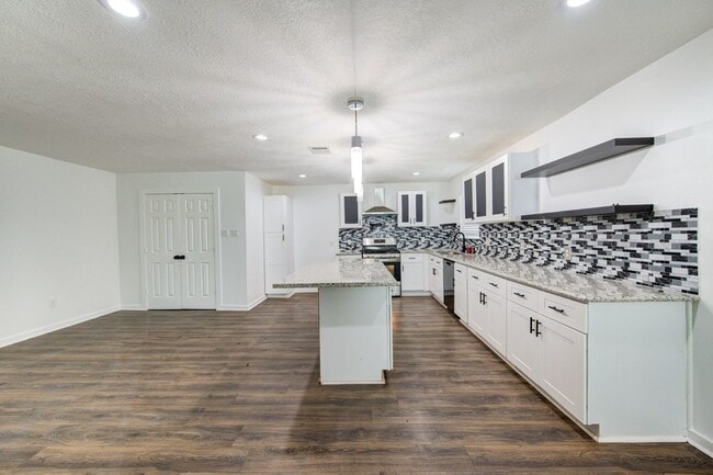 Photo - 5906 Hilary St