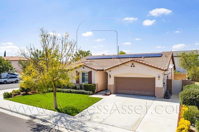 Building Photo - Stunning 3 Bed/2.5 Bath Home In Highly Des...