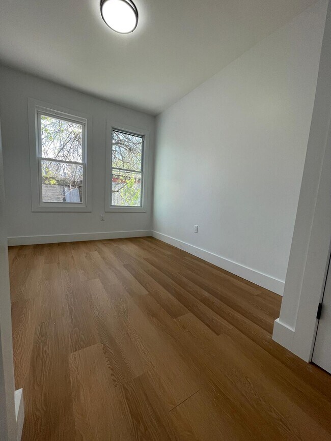 Unit 1 - 156 Woodlawn Ave Unit 1