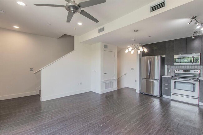 Building Photo - 604 N Bluff Dr Unit 155