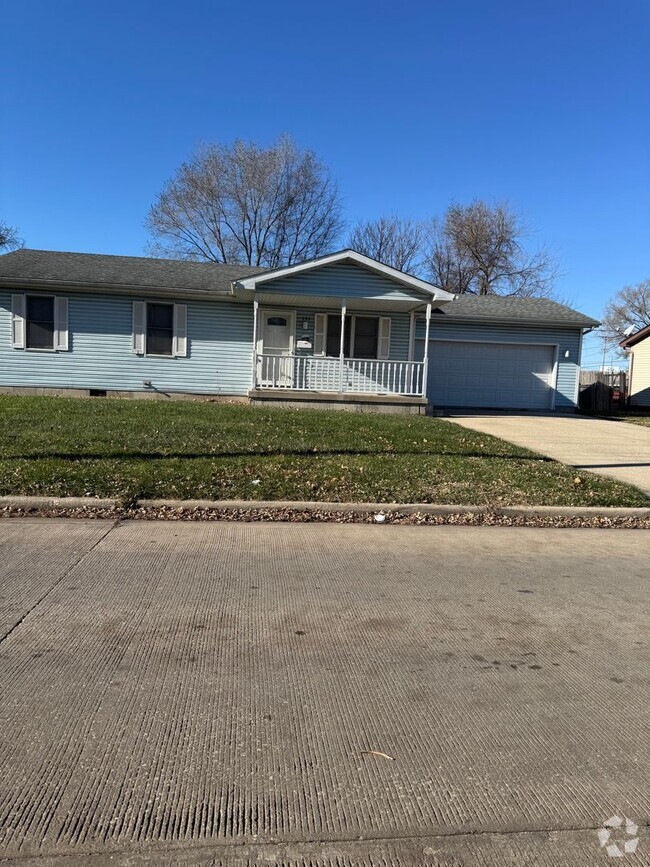 Building Photo - 3br 1.5bthr 2cr garage fenced in back yard Rental