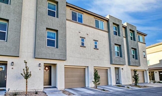 Building Photo - MOVE IN SPECIAL-SEE DETAILS FOR THIS BEAUT... Rental