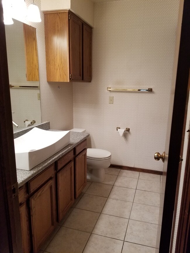 Main bathroom - 3200 W Britton Rd Unit 251