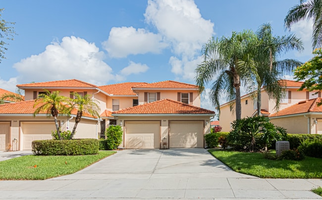Spacious Lakeview Coach Home in Sherwood –... - Spacious Lakeview Coach Home in Sherwood –...