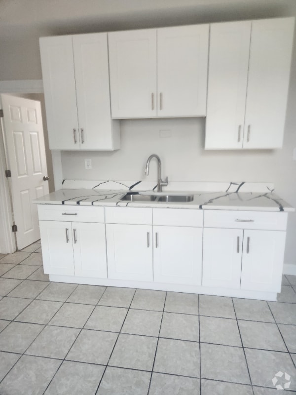 Building Photo - 2326 S Homan Ave Rental
