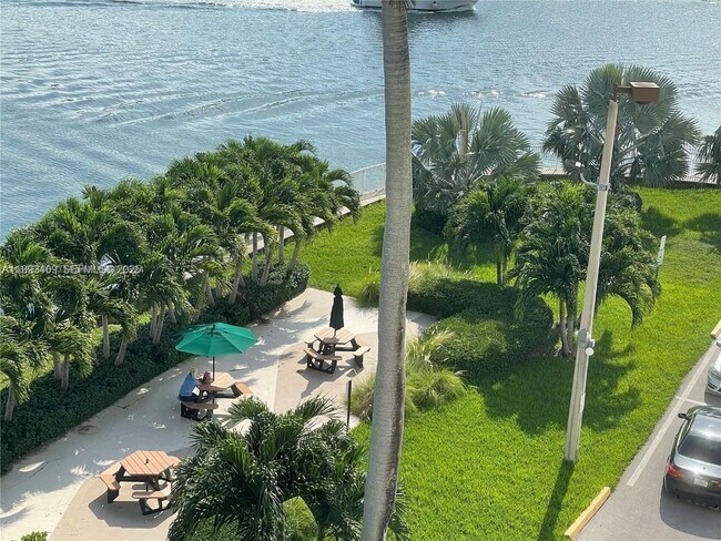 Building Photo - 400 Kings Point Dr Unit 328