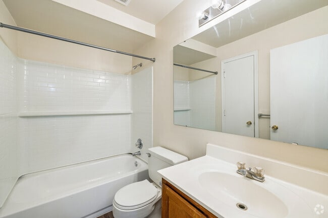 2BR, 2BA - 950SF - Primary Bathroom