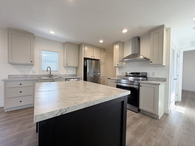 Photo - 2060 N Center St