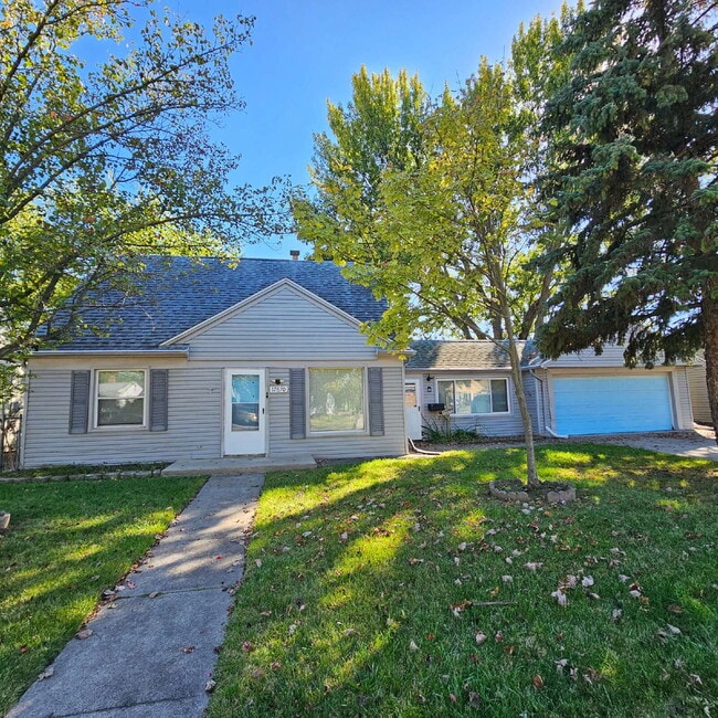 Building Photo - 3 Bedroom Large Bungalow w/ Attached 2 Car...