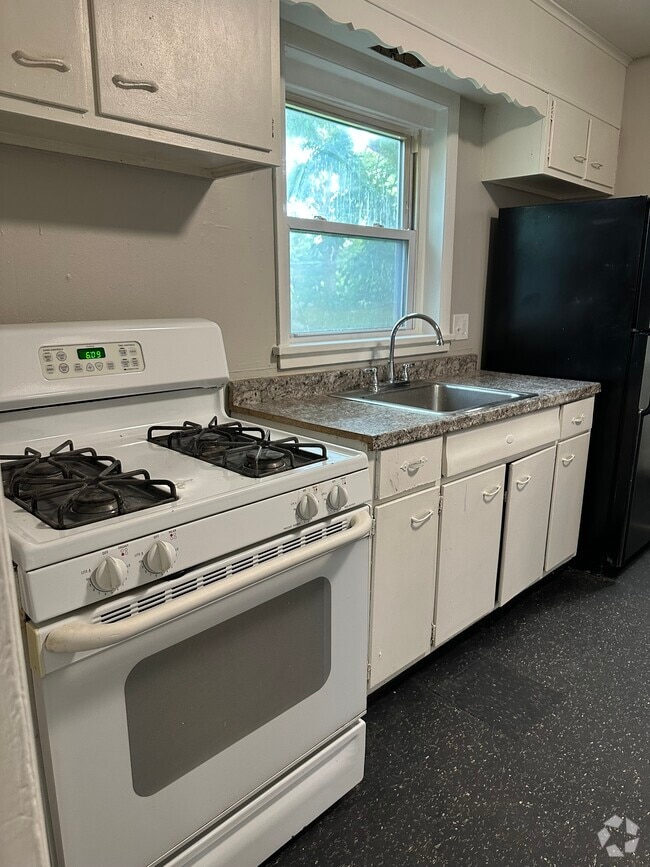 Building Photo - 104 1/2 Bernard St Rental