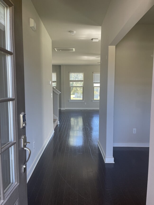 Photo - 3037 Commonwealth Dr