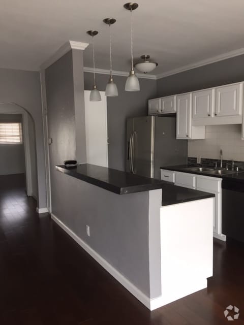 Building Photo - 697 Bay St Unit Upstairs Rental