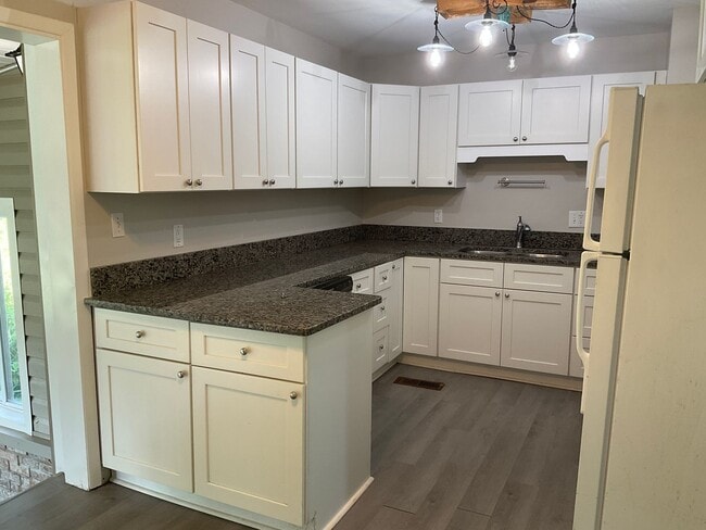 104 Greencrest Cir