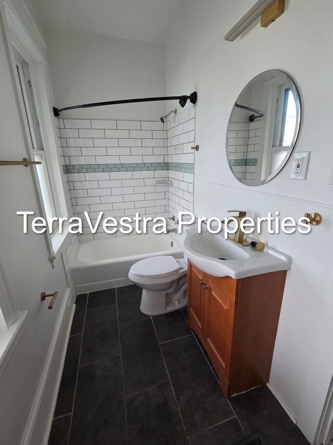 Building Photo - 28 W Madison Ave Unit 1F