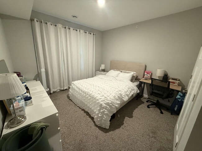 Photo - Prime Location Giant four-bed two-bath off Greenway in Longfellow! Unidad D