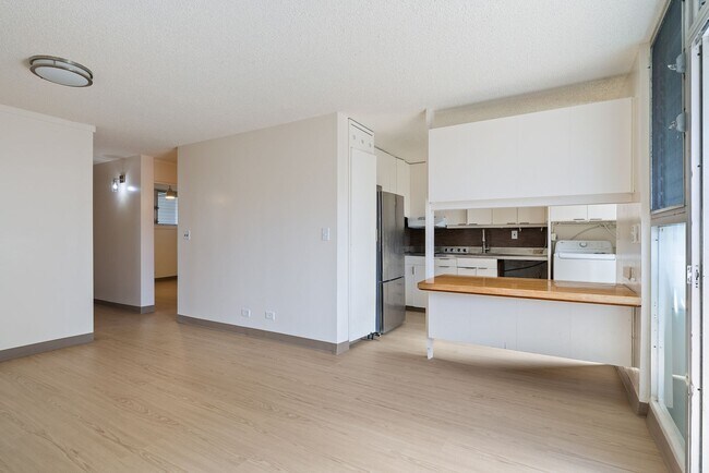 Photo - Close to UH- 2 bed/ 1 bath/ 1 parking Unit 102