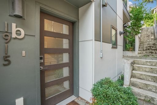 Building Photo - Modern Beacon Hill Townhouse Available for Rent!