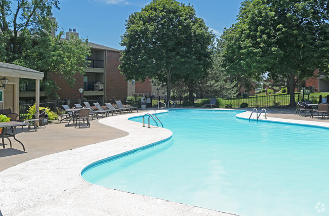 Dos piscinas de natación - Westchester Park Apartments