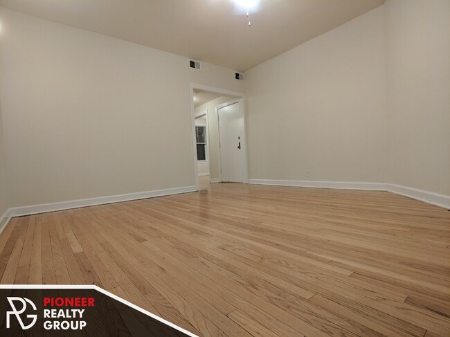 Building Photo - 533 W Aldine Ave Unit 554-W1