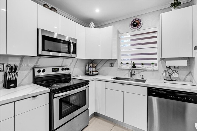 Building Photo - 13715 Kendale Lakes Cir Unit A-304 Rental