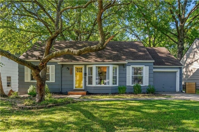 Building Photo - Charming Prairie Village Ranch + Designer ... Rental