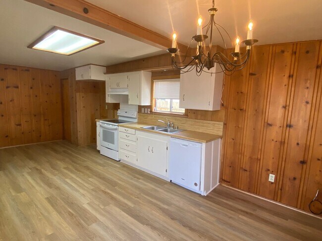 Photo - 486 Trinidad St