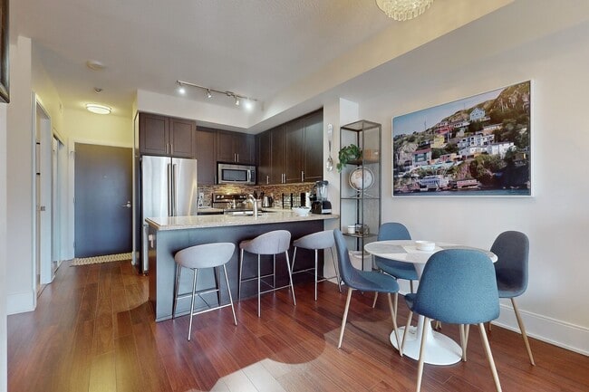 Photo - 560 Front St W