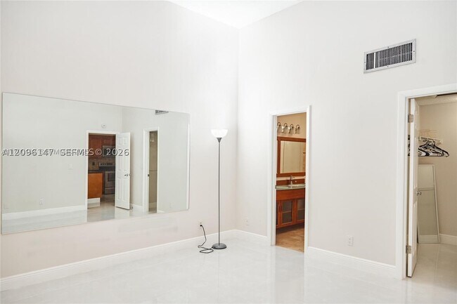 347 Leslie Dr