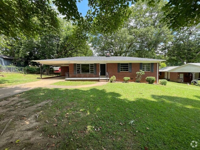 Building Photo - 3 bedroom 1.5 bath house available!   Larg...