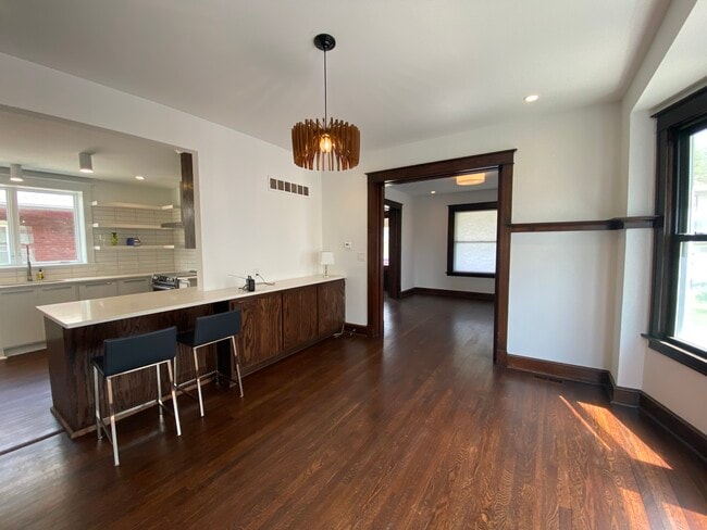 Photo - 2704 Charlotte St