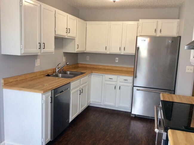Photo - 2 bedroom, 2.5 bath Condo available in August
