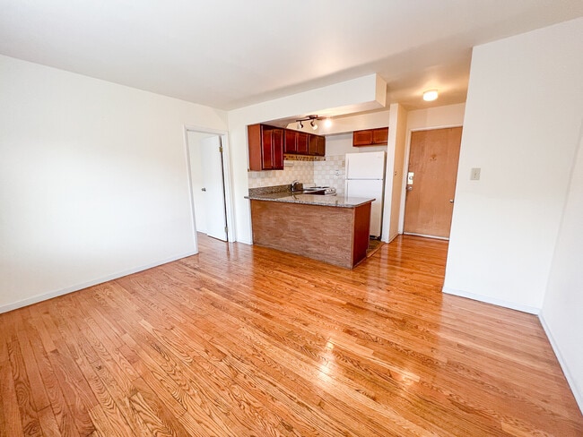 Building Photo - 6106 N Kenmore Ave Unit #311 Rental