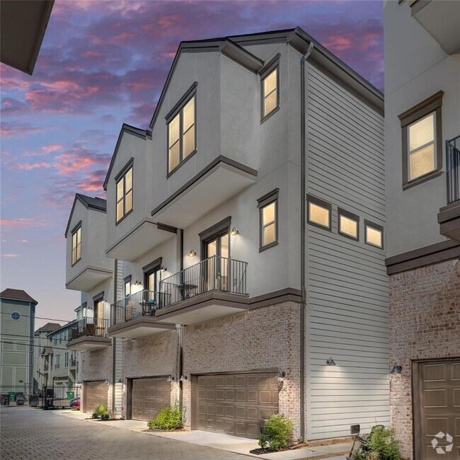 Building Photo - 1114 W 15th 1/2 St Rental