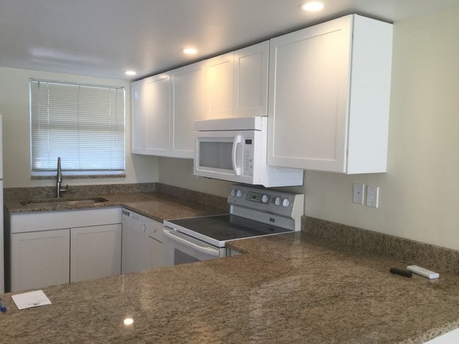 KITCHEN - 13 High Point Cir N Unit 207