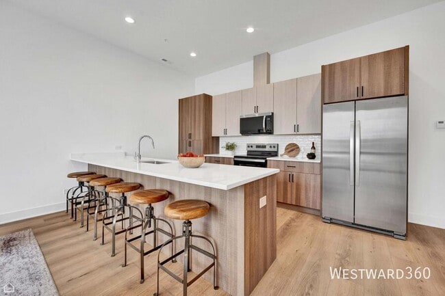 Building Photo - 1607 W 13th St Unit #200