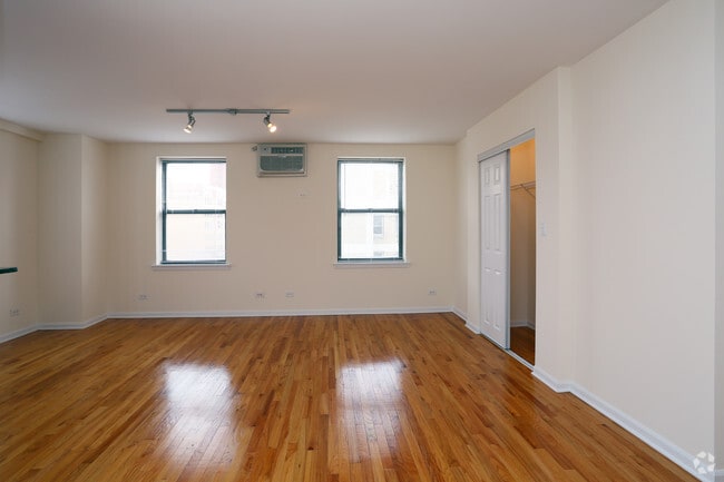 1BR, 1BA - 639SF - Living Room