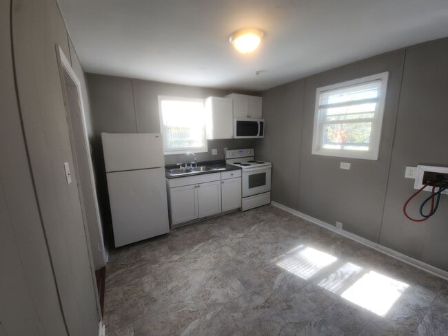 Photo - Charming 2 Bedroom with Large Backyard in ...