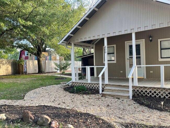 Photo - 600 SE Front St