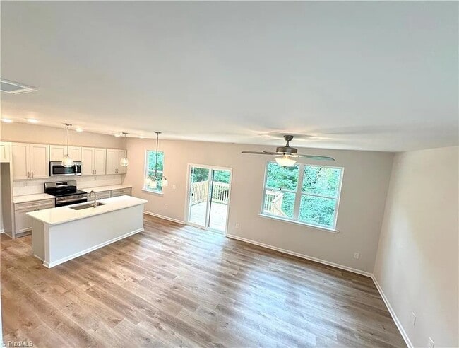 Photo - 1086 W Bank St